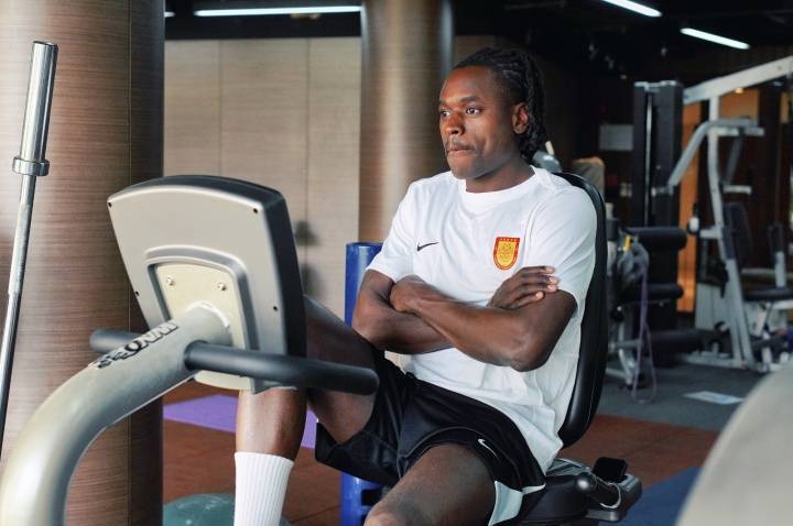 欧冠射手加盟！重庆官宣边路快马，欧冠时速断崖第一，身价200万